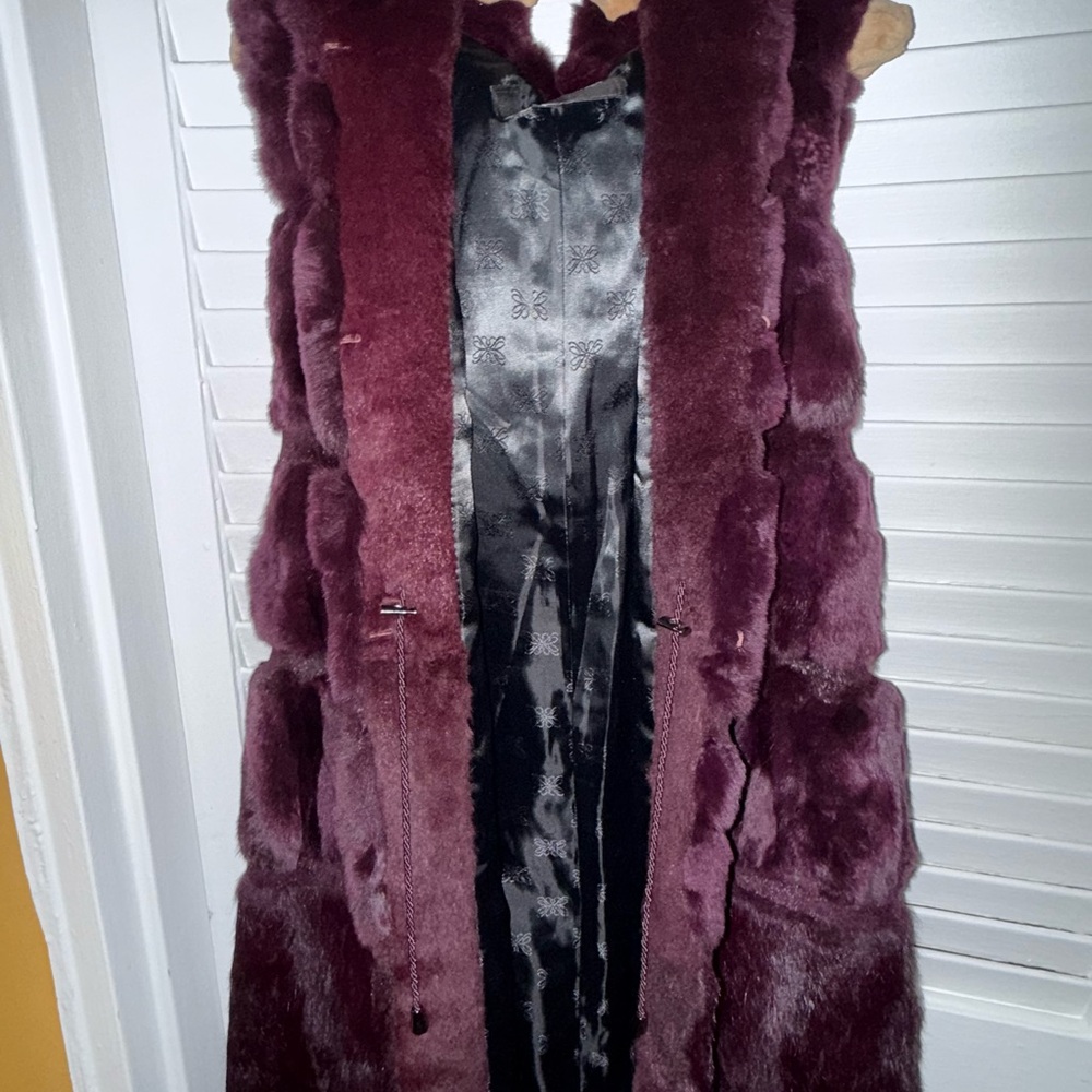 Plush Burgundy Belle Fare Hooded Fur Vest (Size Large)